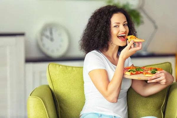 Belle jeune femme avec une pizza savoureuse — Photo