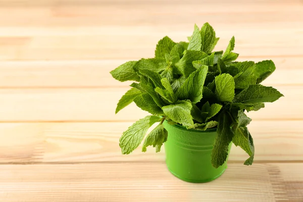 Manojo de menta verde sobre fondo de madera — Foto de Stock