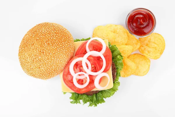 Smaczny hamburger z chipsów ziemniaczanych, na białym tle — Zdjęcie stockowe