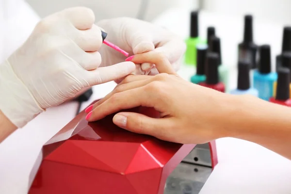 Mujer recibiendo manicura —  Fotos de Stock