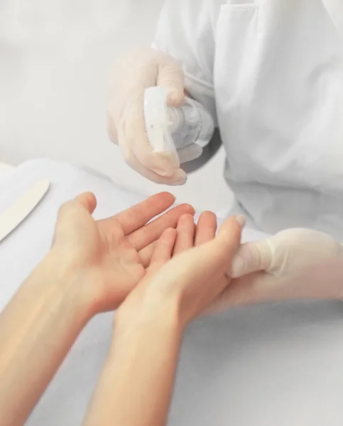 Woman getting manicure — Stock Photo, Image