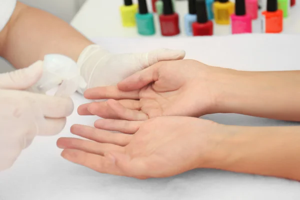 Vrouw manicure krijgen — Stockfoto