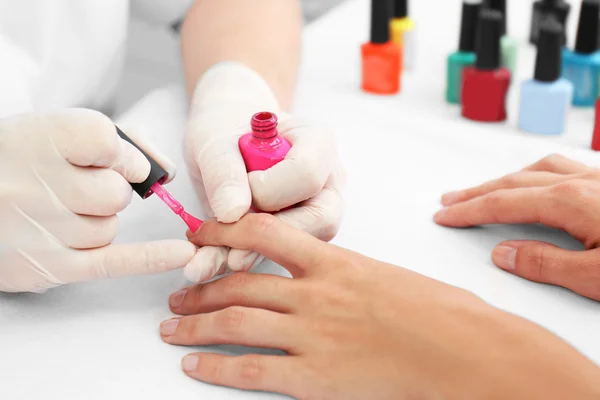 Mujer recibiendo manicura — Foto de Stock