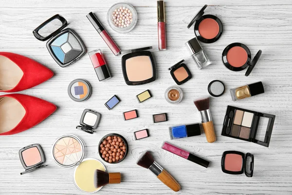 Makeup-produkter, borstar och kvinnliga skor — Stockfoto