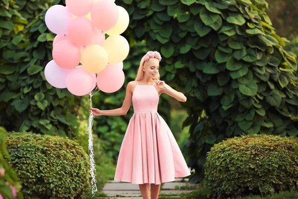 Schöne junge Frau mit Luftballons — Stockfoto