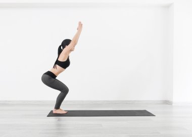 genç kız yoga egzersizleri yapıyor 