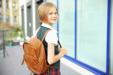 Sokakta şirin kız öğrenci