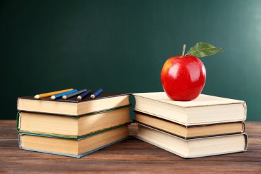 Okul kitapları ile kalemler 