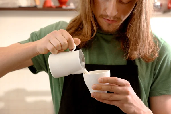 Uomo Versando Crema Nel Caffè — Foto Stock