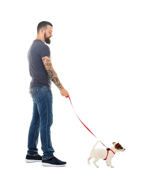 Bello uomo con cane carino, isolato su bianco — Foto Stock