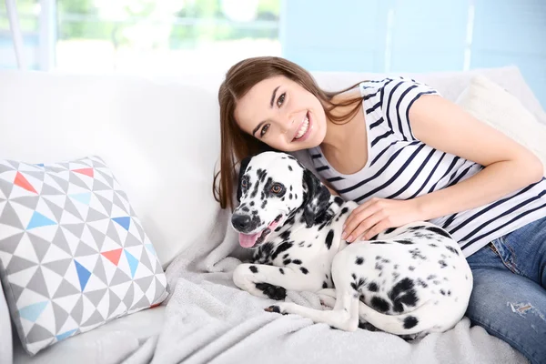 Eigenaar met haar Dalmatische hond — Stockfoto