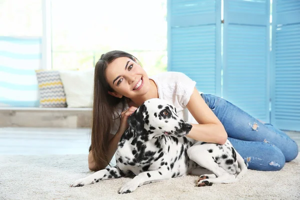 Proprietário com seu cão dalmatian — Fotografia de Stock