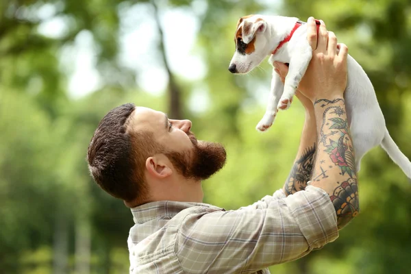 Mann mit süßem Hund im Frühlingspark — Stockfoto