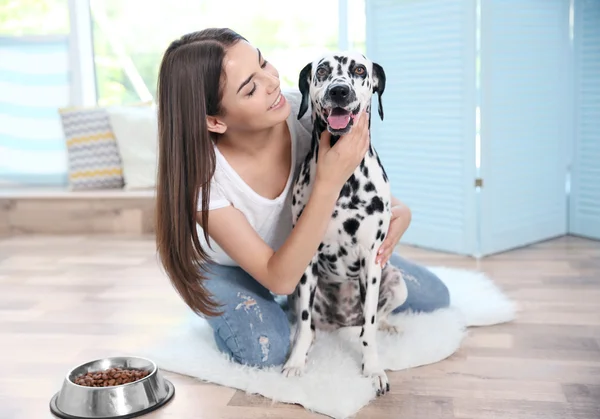 Besitzer füttert Dalmatiner-Hund — Stockfoto