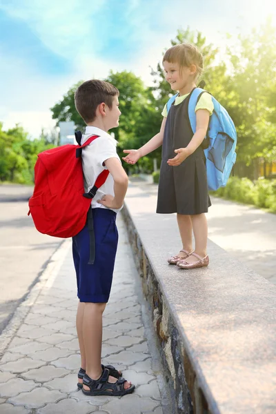 Hermano llevando a hermana a la escuela — Foto de Stock