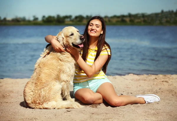 Sevimli av köpeği ile kız — Stok fotoğraf