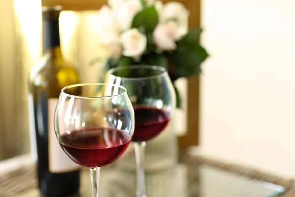 Composição de jantar romântico com vinho — Fotografia de Stock