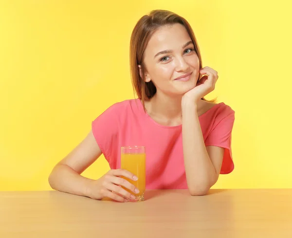 Donna con bicchiere di succo fresco — Foto Stock