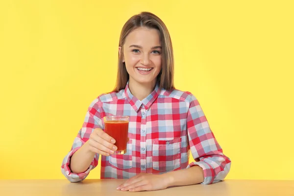 Mulher com copo de suco fresco — Fotografia de Stock