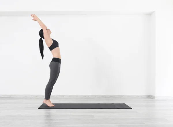 Jong meisje doen yoga oefeningen — Stockfoto