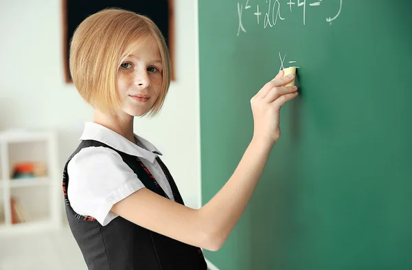 Kara tahta yazma kız öğrenci — Stok fotoğraf