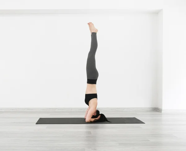 Chica joven haciendo ejercicios de yoga — Foto de Stock