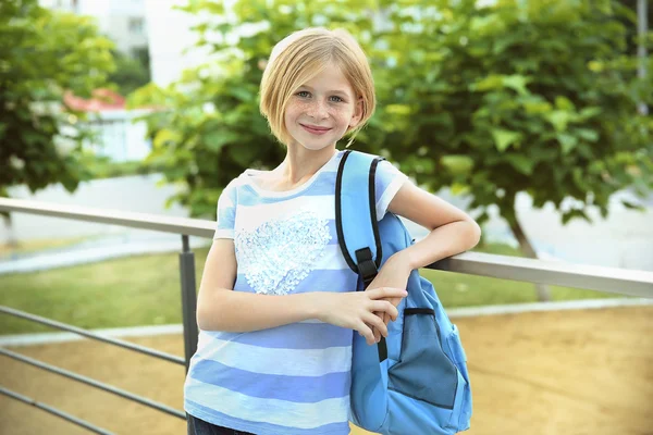 Schattige kleine schoolmeisje — Stockfoto