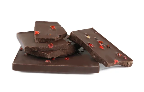 Stapel van donkere chocolade tegels met geïsoleerd op witte peperkorrels — Stockfoto