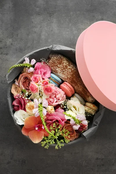 Coffret cadeau avec fleurs et biscuits — Photo