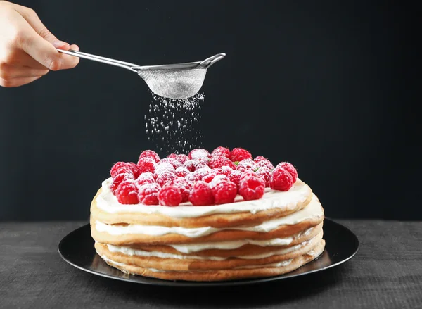 Nő tároljuk porítjuk berry torta — Stock Fotó