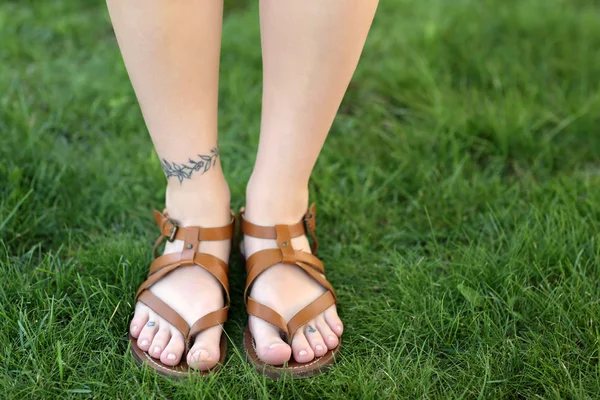 Kvinnliga ben med tatuering — Stockfoto