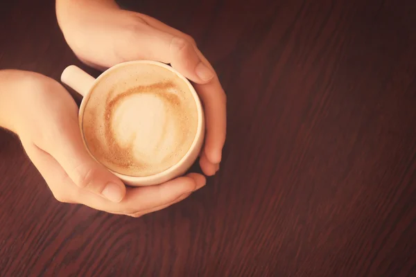 Mani che tengono la tazza di caffè — Foto Stock