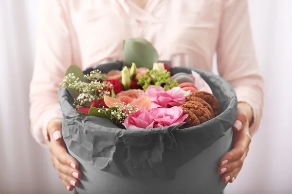 Caixa de presente com flores e biscoitos — Fotografia de Stock