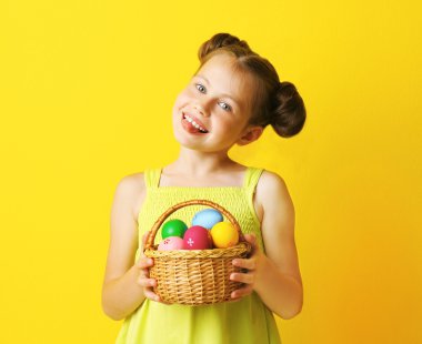 Paskalya yumurtaları ile şirin kız 