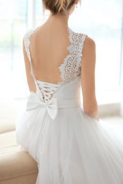 Koltukta oturan güzel gelinlik gelin