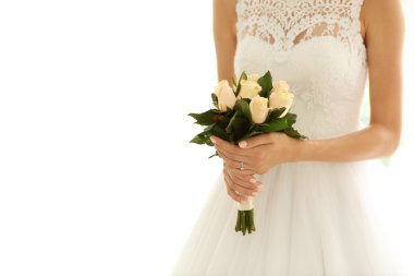 Gelin düğün buketi tutuyor.