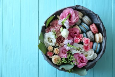 Taze çiçekler ve bademli kurabiye kutusu