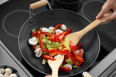 Erkek karıştırma sebze eller