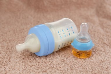 Bebek süt formülü ile besleme şişe