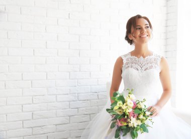 Düğün buketi olan güzel gelin 