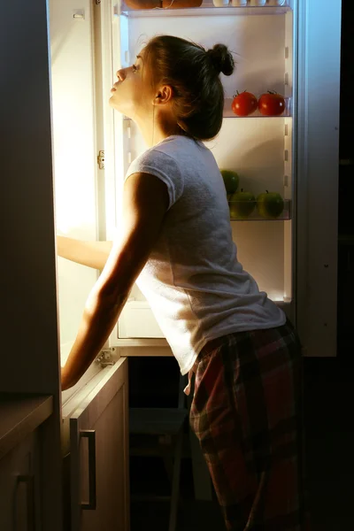Красивая Девушка Ищет Еду Холодильнике Концепция Голода — стоковое фото