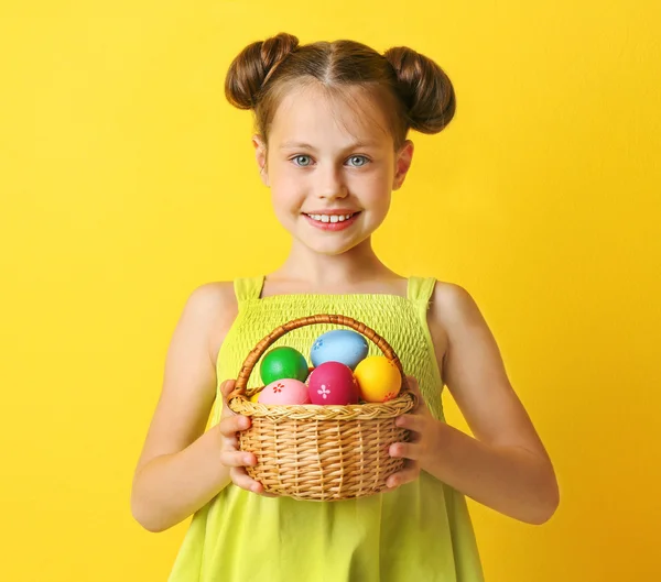 Jolie fille avec des œufs de Pâques — Photo
