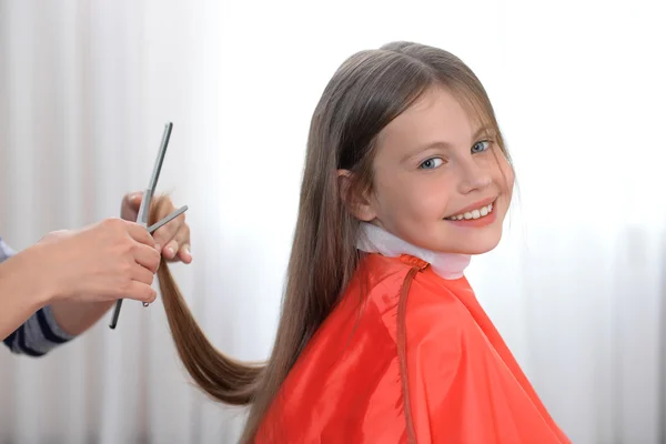 Menina pequena no salão de cabeleireiro — Fotografia de Stock