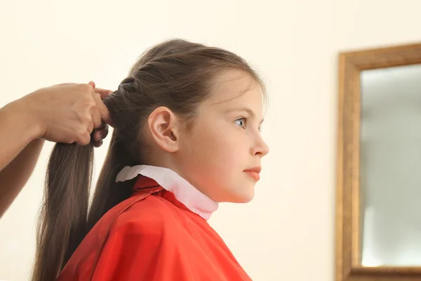 Menina pequena no salão de cabeleireiro — Fotografia de Stock