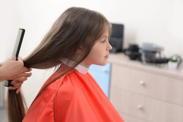 Petite fille dans le salon de coiffure — Photo