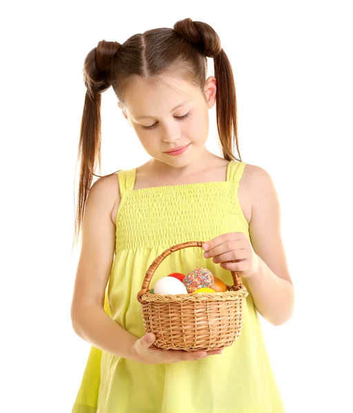 Милая девушка с пасхальными яйцами — стоковое фото