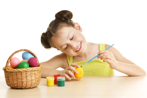 Linda chica pintando huevos de Pascua — Foto de Stock