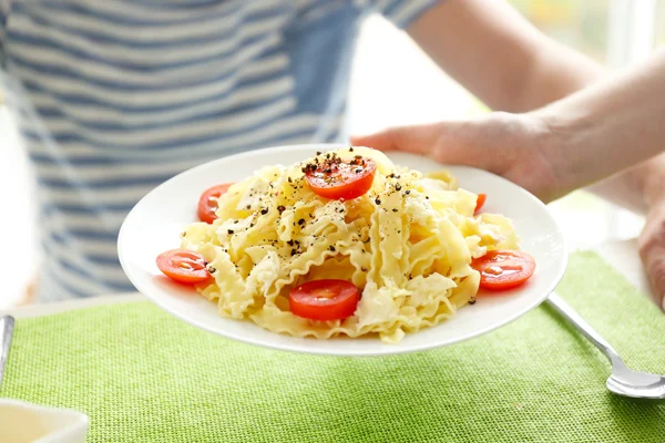 Camarera sirviendo plato de deliciosa pasta en restaurante —  Fotos de Stock