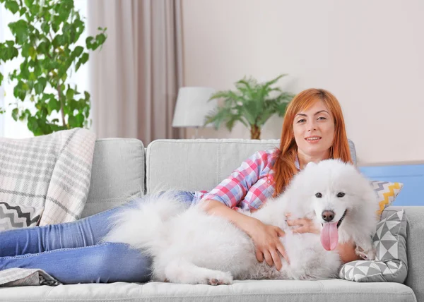 Fille avec chien Samoyed — Photo