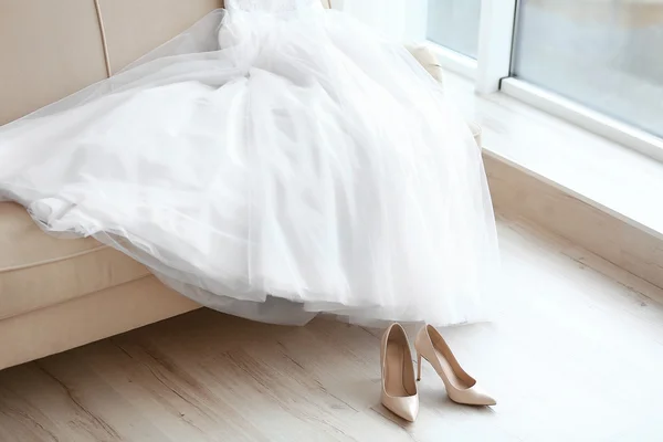 Belle robe de mariée et chaussures de mariée — Photo